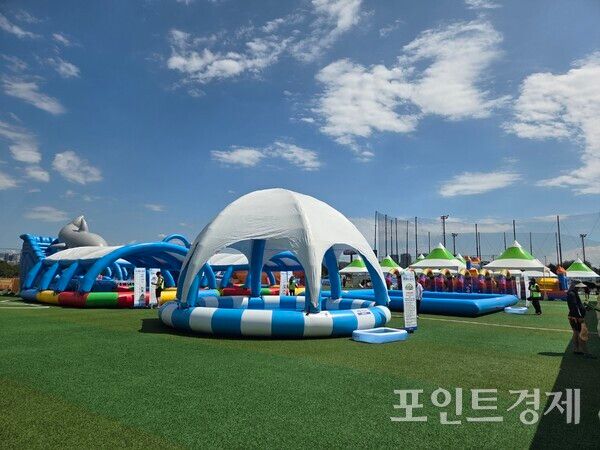 8일 오전 10시 30분께 '노량 물총대첩'이 열리고 있는 노량진축구장.&nbsp;ⓒ포인트경제