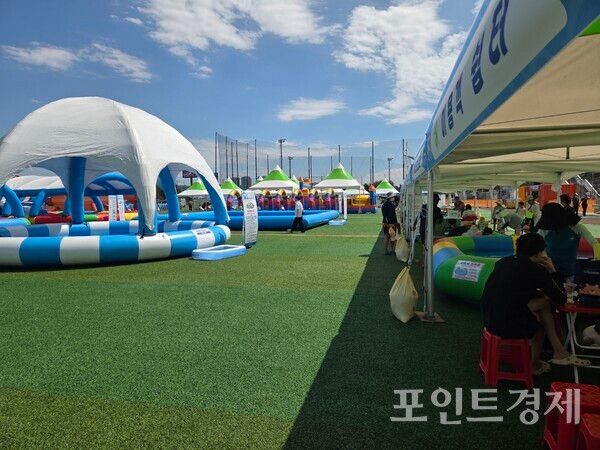 8일 오전 10시 30분께 '노량 물총대첩'이 열리고 있는 노량진축구장. 그늘막에서 사람들이 물놀이 시작 전 대기 중인 모습&nbsp;ⓒ포인트경제