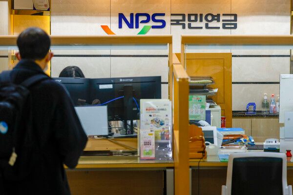 서울 서대문구 국민연금공단 서울북부지역본부을 찾은 시민들이 상담을 받고 있다. / 뉴시스