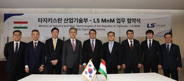 명노현&nbsp;(주)LS&nbsp;부회장(우4),&nbsp;심현석&nbsp;LS MnM&nbsp;부사장(우6),&nbsp;셰랄리 카비르 타지키스탄 공화국 산업신기술부 장관(우5)을 포함한 관계자들이&nbsp;14일(월),&nbsp;업무협약을 체결한 뒤 기념촬영을 하고 있다. LS그룹 제공&nbsp;