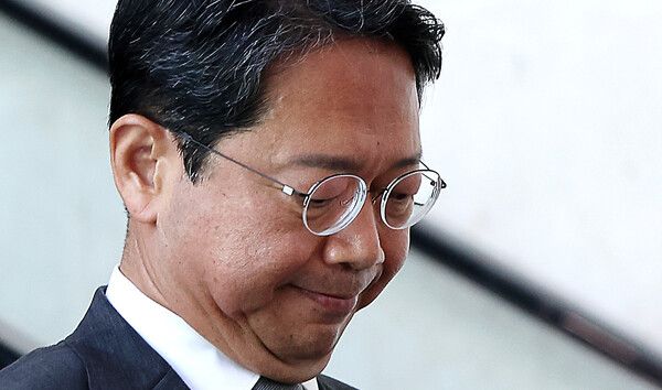 승원 법무부 장관 후보자가 19일 오전 서울 여의도 국회 소통관에서 기자회견을 마치고 이동하고 있다. /뉴시스