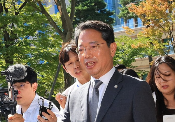 김승원 법무부 장관 후보자가 19일 사퇴 기자회견을 마치고 국회 소통관을 나서고 있는 모습 /연합뉴스