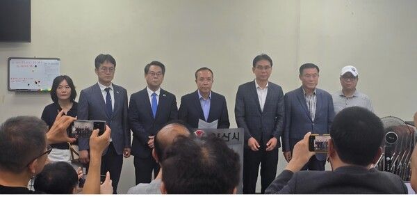 지난 2일 더불어민주당 조문관 전 양산시청 후보 및 예비후보들이 양산시청 프레스센터에서 기자회견을 열고 있다. /조문관 전 후보