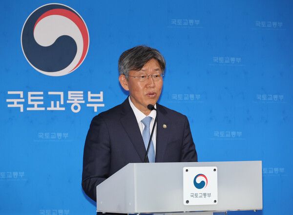 김이탁 국토교통부 제1차관이 21일 오후 세종시 정부세종청사에서 두텁고 촘촘한 주거복지 실현을 위한 주거안정 플랜 브리핑을 하고 있다. /뉴시스