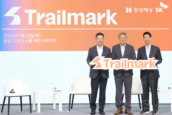 지난 22일 코엑스에서 열린 제3회 사회적가치페스타 스페셜 프로그램 '프로젝트 트레일마크' 발표회에서 현대해상 정경선 CSO, 태재대학교 염재호 총장, SK 수펙스추구협의회 지동섭 SV위원장(우측 첫번째부터)이 함께 기념촬영을 하고 있다. /현대해상