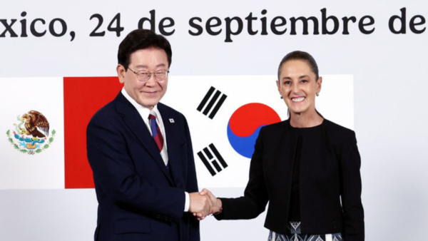 이재명 대통령과 클라우디아 셰인바움 멕시코 대통령이 24일(현지 시간) 멕시코 멕시코시티 대통령궁에서 열린 한-멕시코 공동언론발표를 마치고 기념 촬영을 하고 있다. /뉴시스