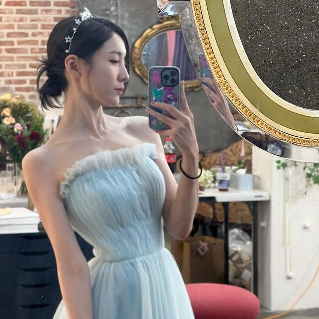 드레스 입고 디즈니 공주 비주얼 뽐낸 '재벌집 막내아들' 배우 박지현 거울 셀카. 사진=박지현 인스타그램