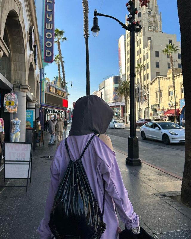 미국 LA 할리우드 거리를 걷고 있는 댄서 노제 근황. 사진=노제 SNS