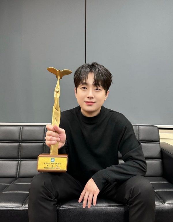 사진=가수 이찬원