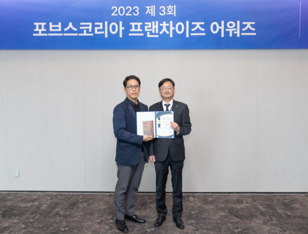 : (왼)달콤커피 김정한 브랜드전략실장 / (우)더중앙 정철근 대표이사. 사진=달콤커피