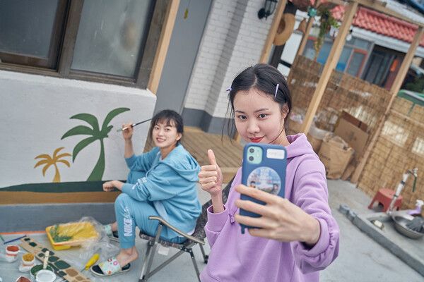 영화 '스마트폰을 떨어뜨렸을 뿐인데' 김예원, 천우희 스틸. 사진=넷플릭스