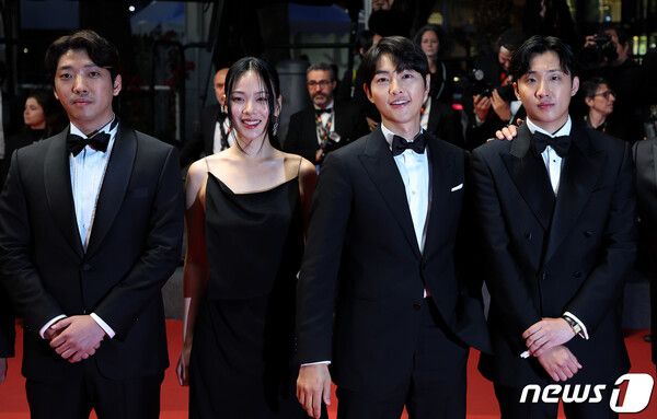 76회 칸 영화제 레드카펫에 선 '화란' 팀. 사진=뉴스1