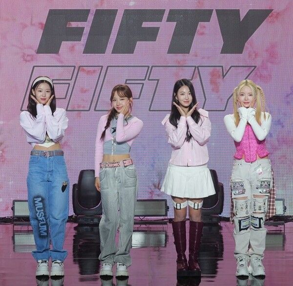 그룹 피프티 피프티(좌로부터 시오 새나 아란 키나)가 지난&nbsp;13일 일지아트홀에서 진행된 기자간담회에 앞서 포즈를 취하고 있다. 사진=어트랙트