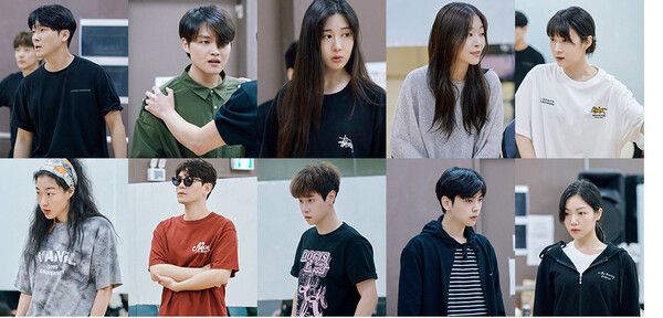 뮤지컬 '타오르는 어둠 속에서' 연습 사진 (좌) 이진혁 황성재 전해주 선유하 김도원 김하연 조민호 박주혁 김동준 이지우. 사진=뉴프로덕션