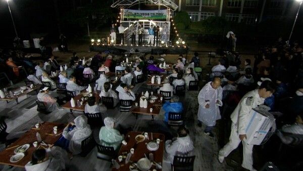 60명을 추과한 관객이 모이고 장대비가 쏟아지며 역대급 위기에 처한 '트랄랄라 유랑단'. 사진=트랄랄라 유랑단