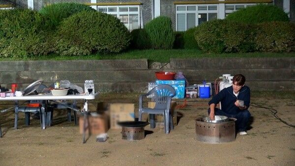 60명을 추과한 관객이 모이고 장대비가 쏟아지며 역대급 위기에 처한 '트랄랄라 유랑단'. 사진=트랄랄라 유랑단