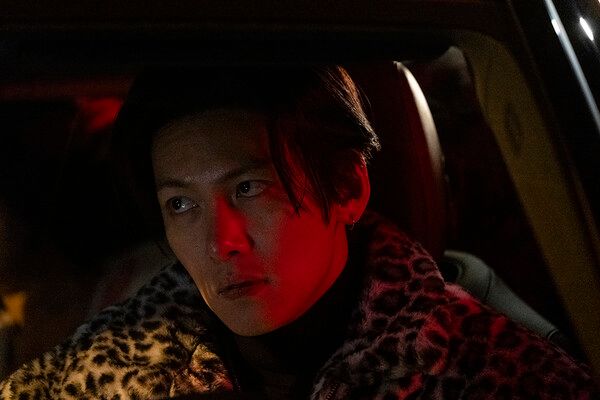 '강남 비-사이드' 지창욱, 변신의 정석. 사진= 월트디즈니 컴퍼니 코리아 / 강남 비-사이드 메인예고편 캡처