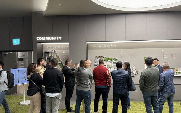 LG전자와 브라질 해외 건설 기업 및 관계자들이 마포 에피트 어바닉의 견본주택을 둘러보고 있다. 사진=‘마포 에피트 어바닉’