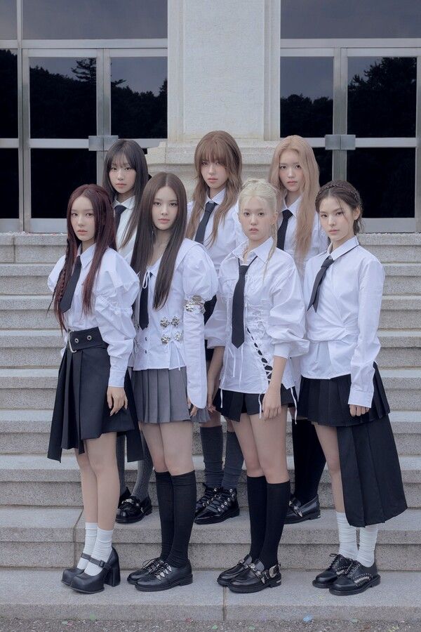 이즈나_단체_콘셉트_포토. 사진=웨이크원