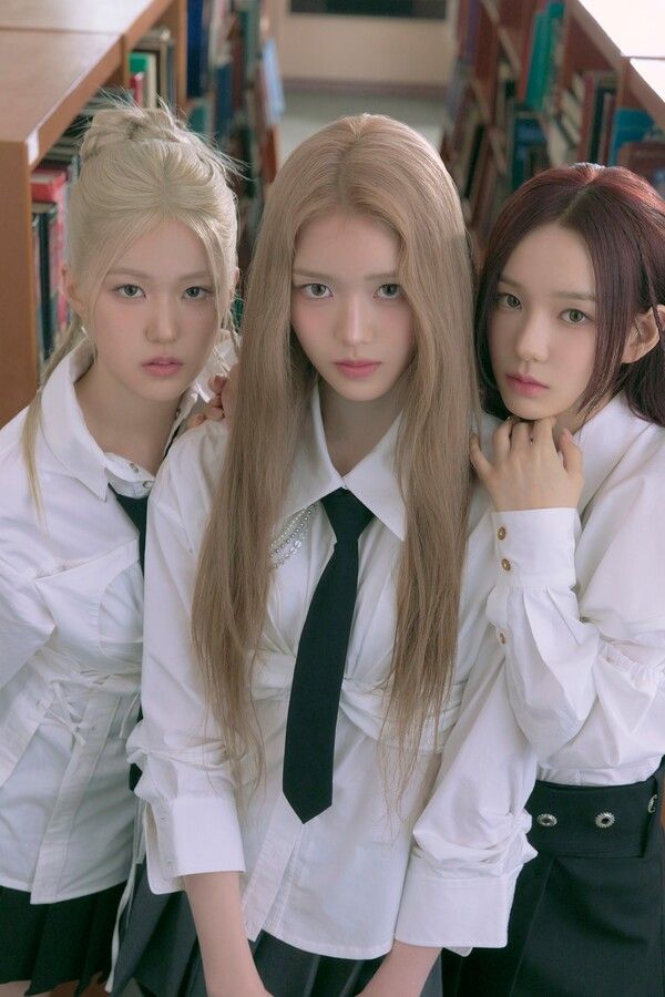 이즈나_유닛_콘셉트_포토(윤지윤, 정세비, 유사랑). 사진=웨이크원