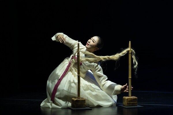 ‘꽃 피면 봄, 잎지면 가을인 줄 안다지’ 공연 모습. 사진=정통예술단 혼