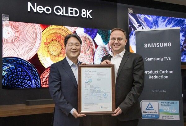 삼성전자 영상디스플레이사업부 김용재 부사장(왼쪽)과 ‘TUV 라인란드(TÜV Rheinland)’ 프랭크 홀즈만(Frank Holzmann) 전기전자부문 글로벌 부사장(오른쪽)이 ‘탄소 저감’ 인증 수여식에서 기념 촬영을 하고 있다. 사진=삼성전자