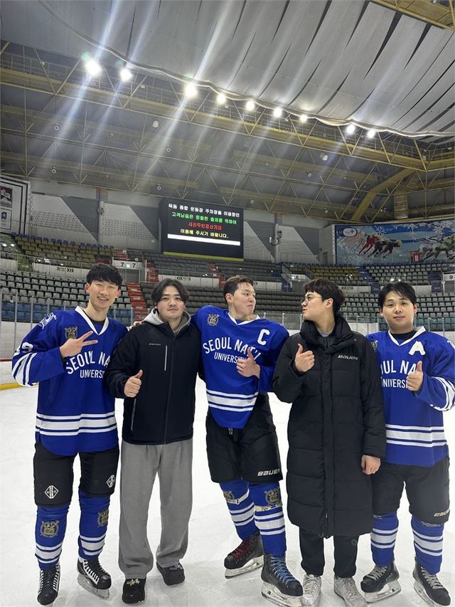 (왼쪽부터) 정종수 선수, 이태경 코치, 이현승 주장, 이태호 감독, 김규동 선수