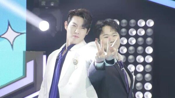 '불타는 장미단'. 사진=크레아 스튜디오