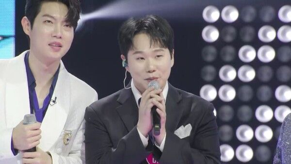 '불타는 장미단'. 사진=크레아 스튜디오