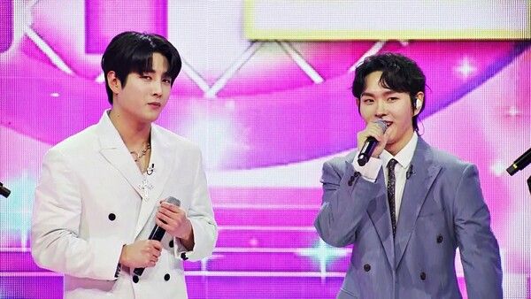 '불타는 장미단'. 사진=크레아 스튜디오