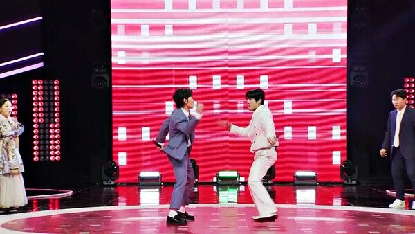 '불타는 장미단'. 사진=크레아 스튜디오