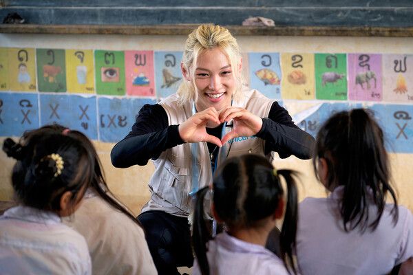 유니세프 지원의 라오스 인티마을 초등학교에서 어린이들과 한국어 및 영어수업을 함께하고 있는 스트레이 키즈 필릭스. 사진=유니세프 한국위원회