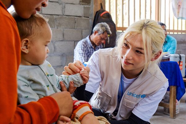라오스 남콩 마을에서 유니세프와 함께 어린이의 영양상태를 검사하는 스트레이 키즈 필릭스. 사진=유니세프 한국위원회