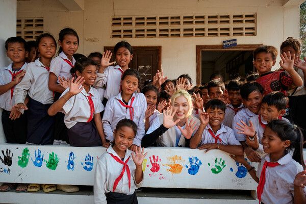 유니세프 식수위생시설을 지원한 라오스 돈 세아 지역 초등학교를 방문해 어린이들과 즐거운 시간을 보내고 있는 스트레이 키즈 필릭스. 사진=유니세프 한국위원회