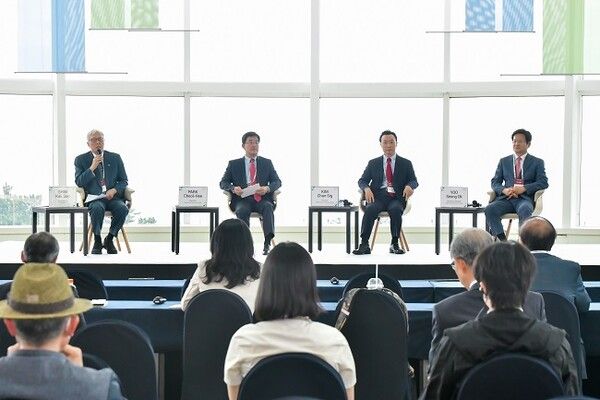 제19회 제주포럼 한국 외교안보통일 전략의 지향점과 과제 세션(왼쪽부터 신각수 전 외교통상부 차관, 박철희 국립외교원장, 김천식 통일연구원장, 유성옥 국가안보전략연구원 이사장). 사진=제주포럼