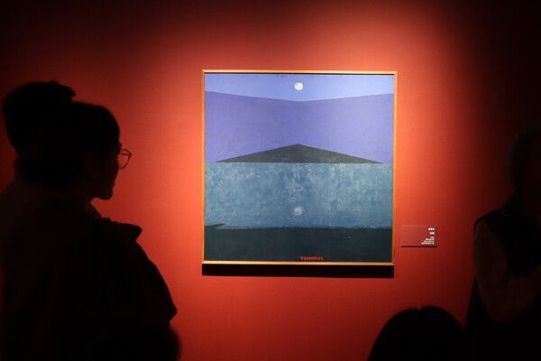 광주시립미술관 여름특별전 ‘우주의 언어-수 x 한국미술명작’에서 관람객들이 유영국 작가의 ‘무제’ 작품을 감상하고 있다. 사진=광주시립미술관