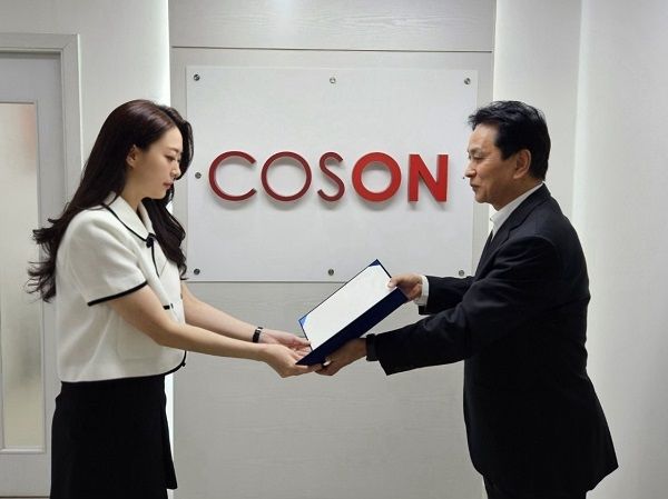 코스온 이병효 대표(오른쪽)가 미코리더스 하현정 회장(왼쪽)에게 협약서를 전달하고 있다. 사진=코스온