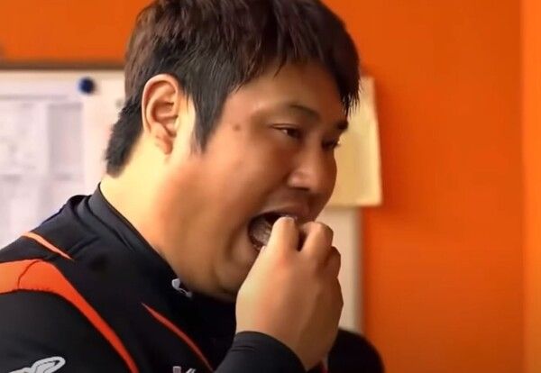 최준석 '오예스' 먹기. 사진=롯데자이언츠 영상 캡처