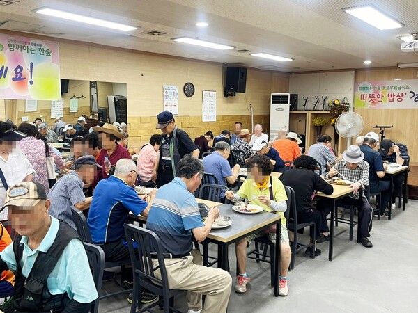 경기도 안양 경로무료급식소 따뜻한밥상 보양식 나눔 현장. 사진=스타투