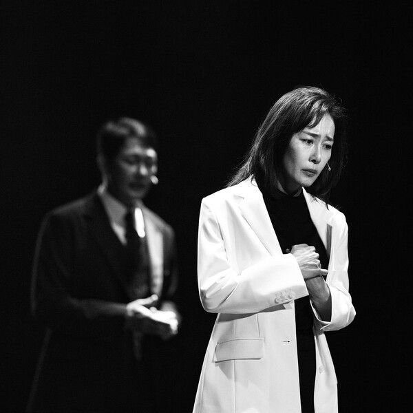 연극 ‘랑데부’ 문정희, 숨결까지 전해지는 ‘대사X몸짓’ 압도적인 ‘100분 열연’!. 사진=에이스팩토리