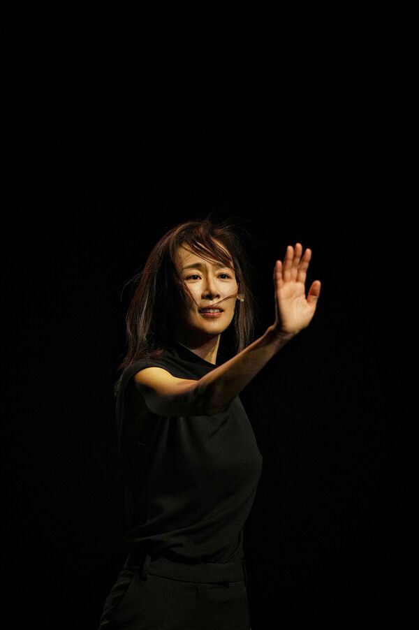 연극 ‘랑데부’ 문정희, 숨결까지 전해지는 ‘대사X몸짓’ 압도적인 ‘100분 열연’!. 사진=에이스팩토리