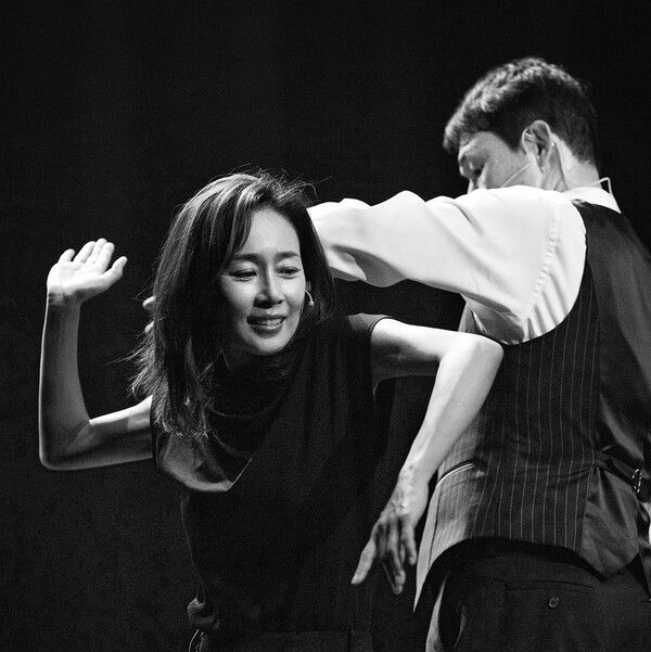 연극 ‘랑데부’ 문정희, 숨결까지 전해지는 ‘대사X몸짓’ 압도적인 ‘100분 열연’!. 사진=에이스팩토리