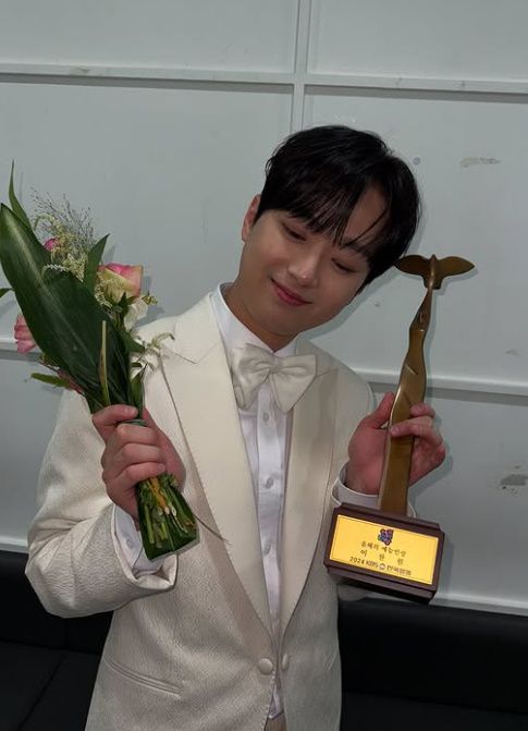 사진=KBS 연예대상 트로피를 들고 있는 이찬원