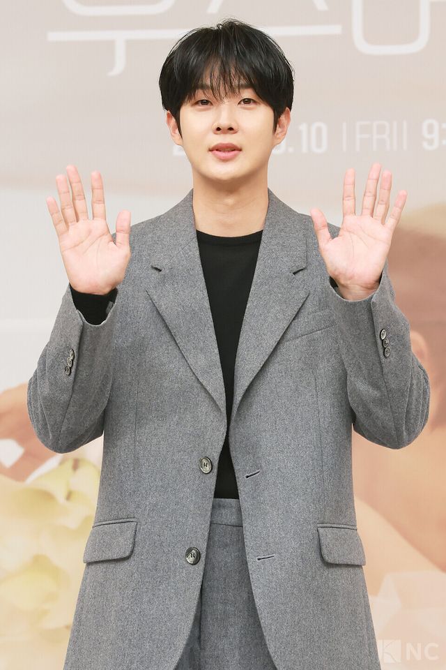 배우 최우식이 10일 오후 2시 서울시 양천구 SBS 목동사옥에서 진행된 SBS 새 금토드라마 ‘우주메리미’(연출 송현욱/극본 이하나) 제작발표회에서 포즈를 취하고 있다. 사진=김규빈 기자