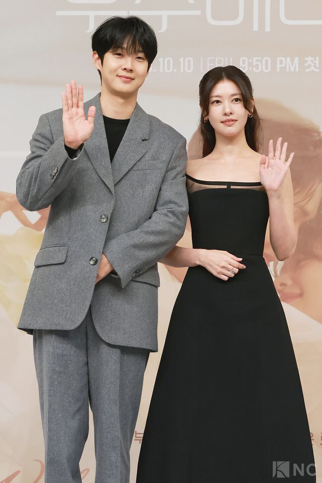 배우 최우식, 정소민이 10일 오후 2시 서울시 양천구 SBS 목동사옥에서 진행된 SBS 새 금토드라마 ‘우주메리미’(연출 송현욱/극본 이하나) 제작발표회에서 포즈를 취하고 있다. 사진=김규빈 기자