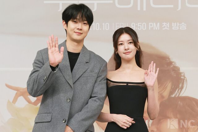 배우 최우식, 정소민이 10일 오후 2시 서울시 양천구 SBS 목동사옥에서 진행된 SBS 새 금토드라마 ‘우주메리미’(연출 송현욱/극본 이하나) 제작발표회에서 포즈를 취하고 있다. 사진=김규빈 기자