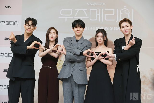 배우 배나라, 신슬기, 최우식, 정소민, 서범준이 10일 오후 2시 서울시 양천구 SBS 목동사옥에서 진행된 SBS 새 금토드라마 ‘우주메리미’(연출 송현욱/극본 이하나) 제작발표회에서 포즈를 취하고 있다. 사진=김규빈 기자