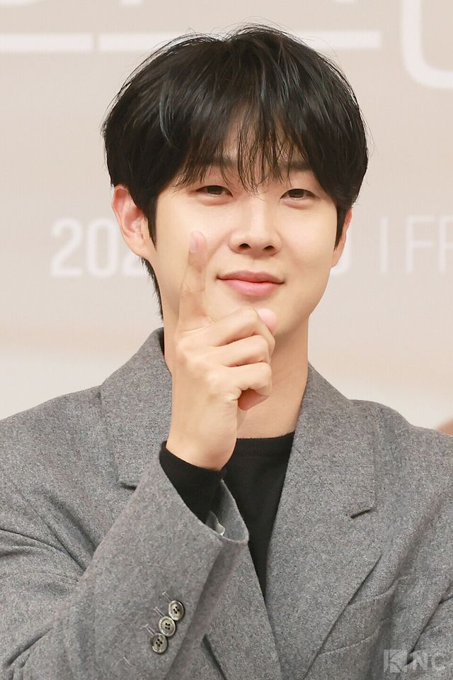 배우 최우식이 10일 오후 2시 서울시 양천구 SBS 목동사옥에서 진행된 SBS 새 금토드라마 ‘우주메리미’(연출 송현욱/극본 이하나) 제작발표회에서 포즈를 취하고 있다. 사진=김규빈 기자