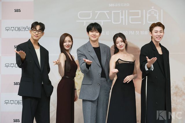 배우 배나라, 신슬기, 최우식, 정소민, 서범준이 10일 오후 2시 서울시 양천구 SBS 목동사옥에서 진행된 SBS 새 금토드라마 ‘우주메리미’(연출 송현욱/극본 이하나) 제작발표회에서 포즈를 취하고 있다. 사진=김규빈 기자