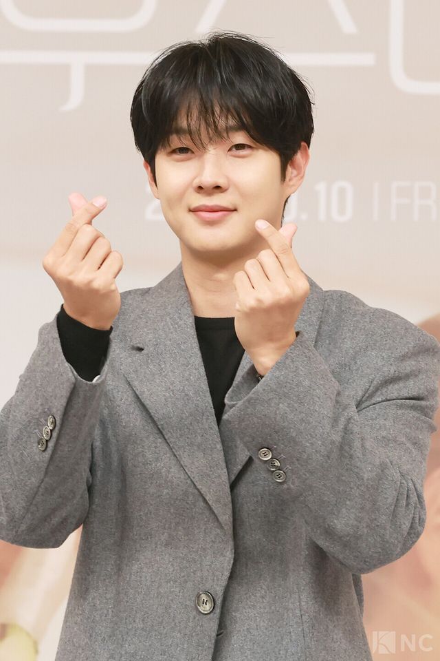 배우 최우식이 10일 오후 2시 서울시 양천구 SBS 목동사옥에서 진행된 SBS 새 금토드라마 ‘우주메리미’(연출 송현욱/극본 이하나) 제작발표회에서 포즈를 취하고 있다. 사진=김규빈 기자